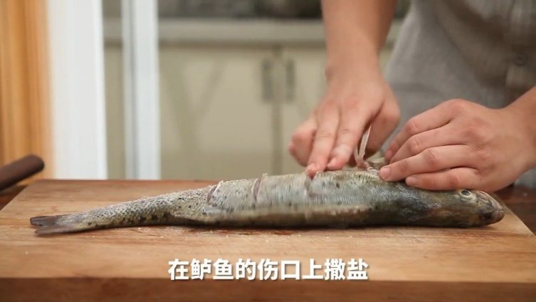 美食时间 【柠檬清蒸鱼】 柠檬结合鱼的清蒸做法,去腥味,更可口。戳视频↓